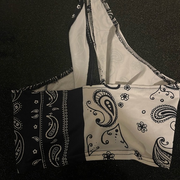 🎉Paisley Bandana Halter Top - Black and White - Picture 4 of 5